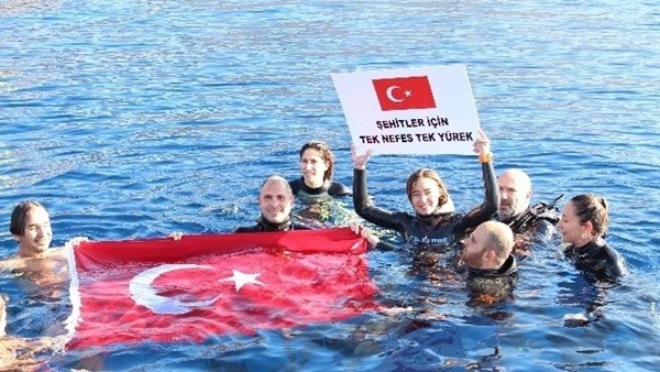 Şahika Encümen şehitler için Şehitler Köprüsü'nün iki kat derinine daldı