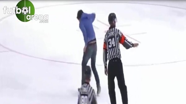 Çılgın taraftar buz pistine çıkınca..