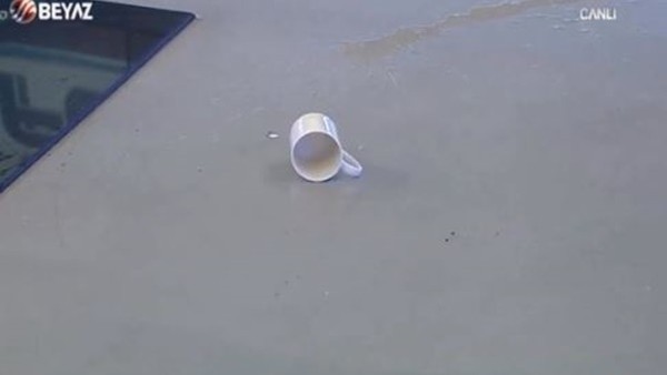 Ertem Şener bardağı kıramadı