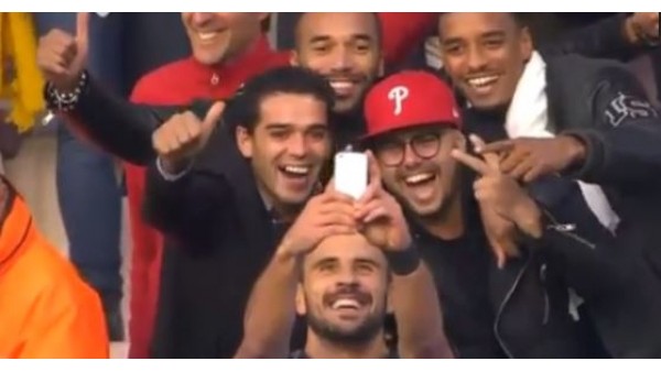 Golünü attı, selfie'yi çekti!