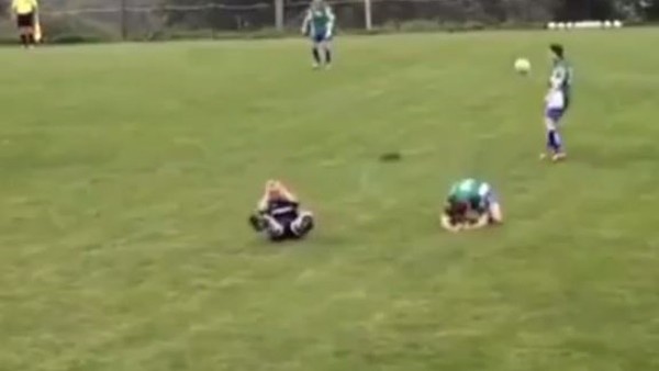 Yerdeki rakibine tekme attı