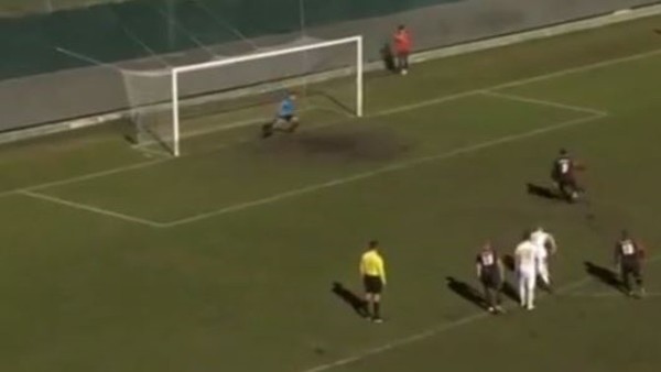 Penaltıda ağları deldi, hakem aut kararı verdi