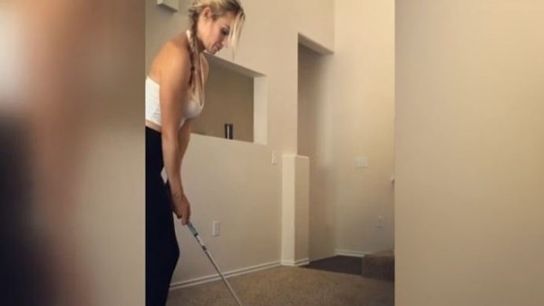 Güzel golfçüden imkansız vuruş