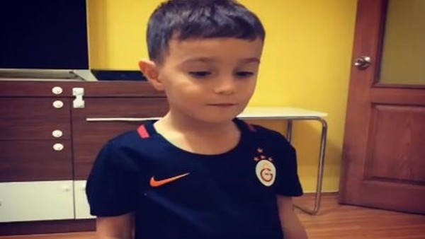 Galatasaray'ın kadrosunu sayan çocuk