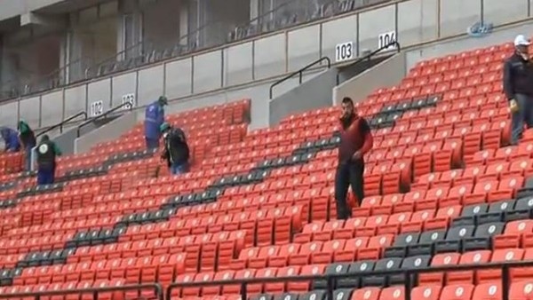 Taraftar, işçilerle birlikte stadın maça yetişmesi için çalışıyor