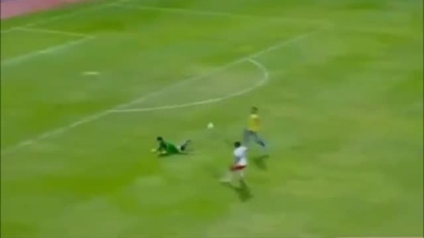 Futbol kurallarını alt üst eden pozisyon