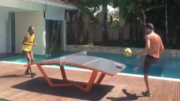 Ronaldinho ayak tenisinde hünerlerini sergiledi