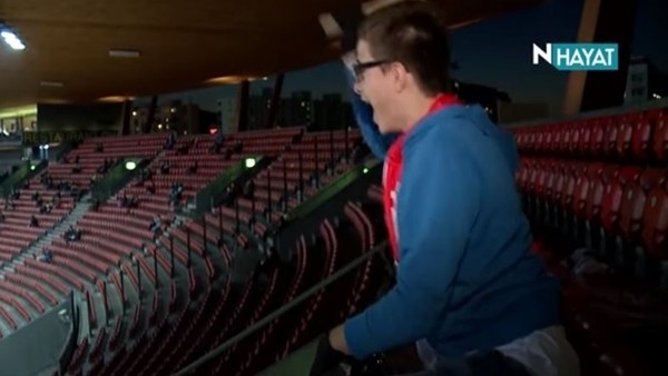 Tek başına 8 bin kişinin sesini bastırmaya çalıştı!