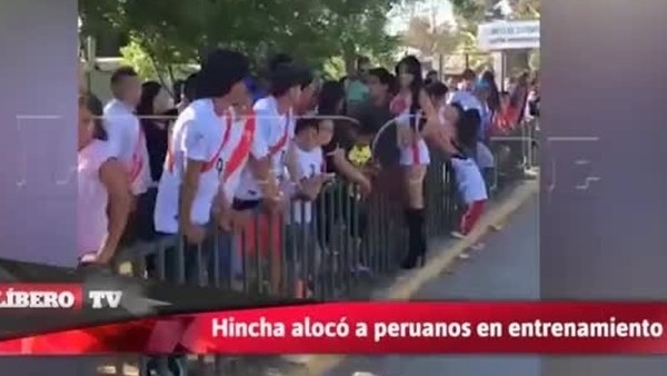 Bilet kuyruğunda dikkat çeken güzel