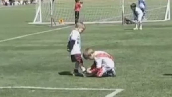 Minik futbolcu herkese örnek oldu!