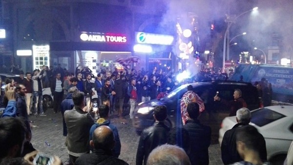 Trabzon'da taraftarlar Galatasaray galibiyetini kutladı