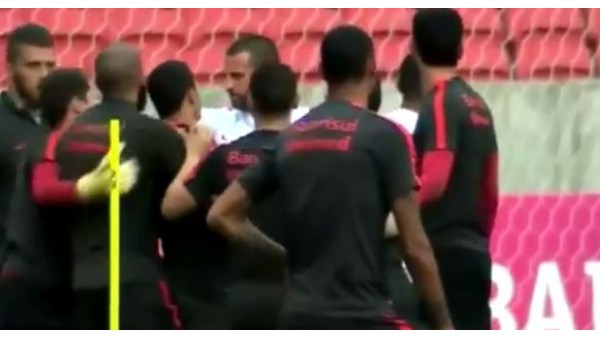 Eski ManU'lu Anderson idmanda kavga etti