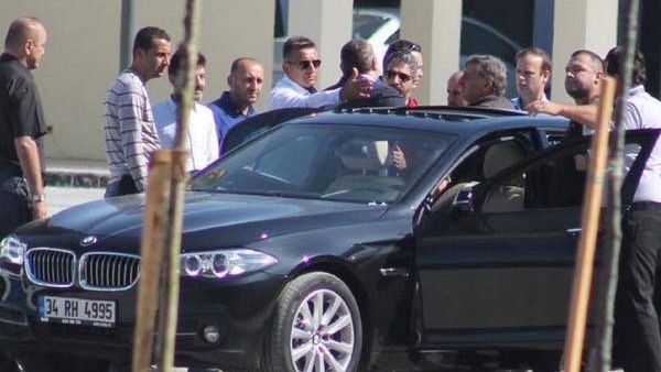 Akyazı Stadı'nda canlı yayında kavga