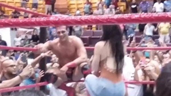 Kadın güreşçiden evlenme teklifi