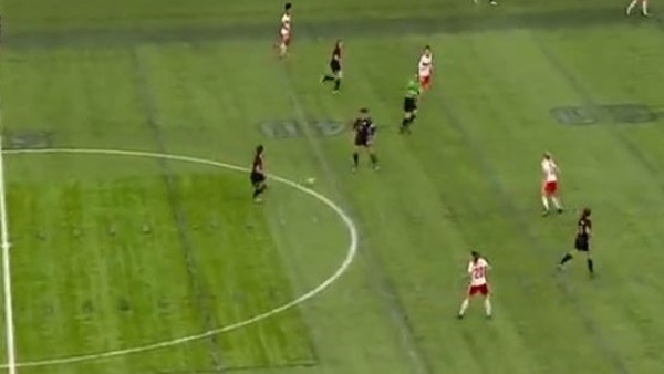 Kadın futbolcudan müthiş füze