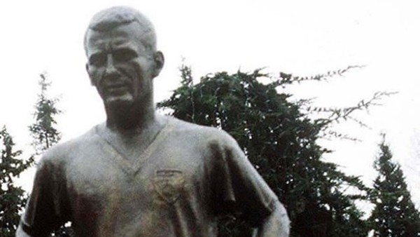 Taçsız Kral'ın heykeli dikildi