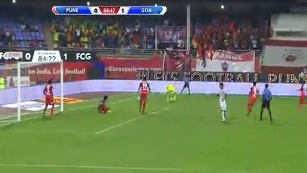 Kale çizgisinde göğsünü siper etti, golü engelledi!