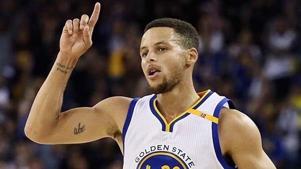 Stephen Curry bir maçta 13 üçlük atarak rekor kırdı