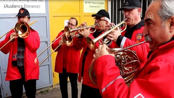 Bando Es-Es'ten eski stada hüzünlü veda