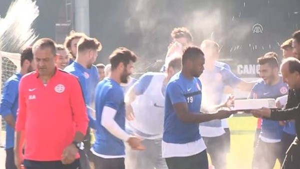 Antalyasporlu futbolcu Sakıb'a doğum günü sürprizi