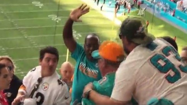 Tribünde yumruklu kavga!