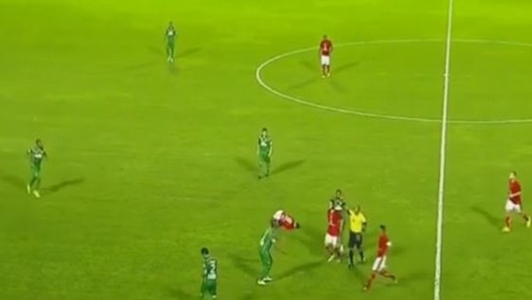 Futbolcu hakeme böyle saldırdı!