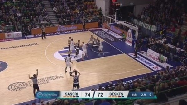 Weems'in  son saniyede galibiyeti getiren üçlüğü