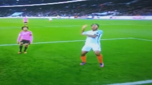 Sterling saç baş yoldurdu