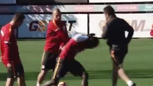 Wesley Sneijder'den Bruma'ya şaka yollu tokat