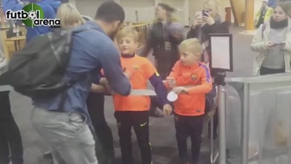 Arda Turan'dan imza alan minik Barcelona taraftarlarının mutluluğu.