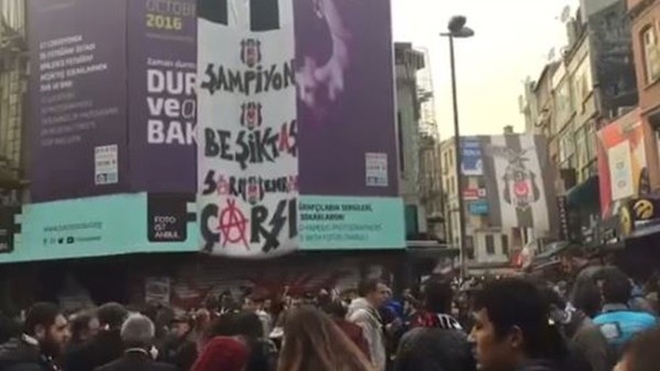 Beşiktaşlı taraftarlar Başakşehir maçı öncesi toplanmaya başladı