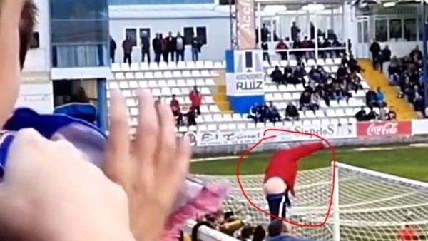 Maç heyecanıyla ofsayta düşen taraftar.