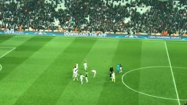 Beşiktaş tribünleri maç sonunda futbolcuları tribüne çağırdı