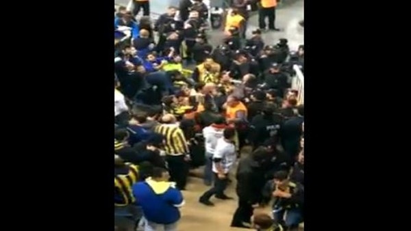 Van Persie golü attı, ortalık karıştı!