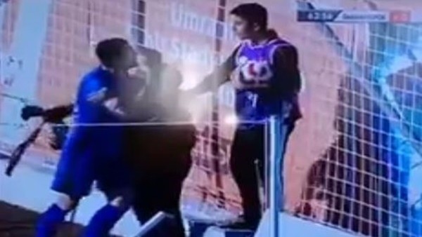 Sivasspor kalecisi Tolgahan Acar, top toplayıcı çocuğu dövmeye kalktı