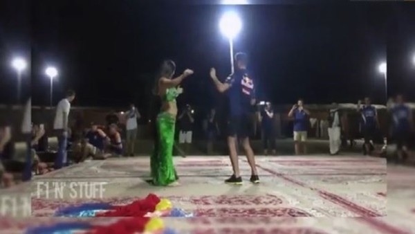 Ünlü pilotun dans şovu