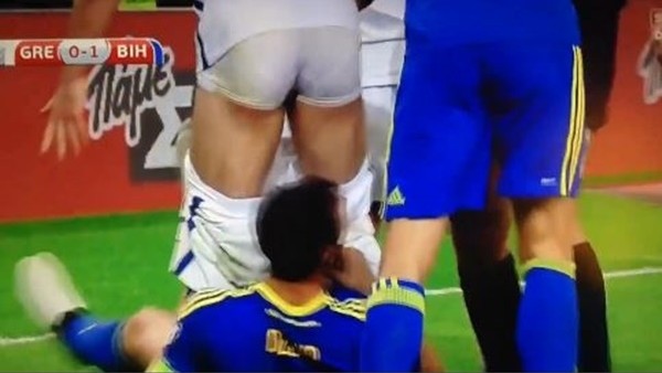 Papadapoulos'un şortunu indiren Dzeko kırmızı kart gördü