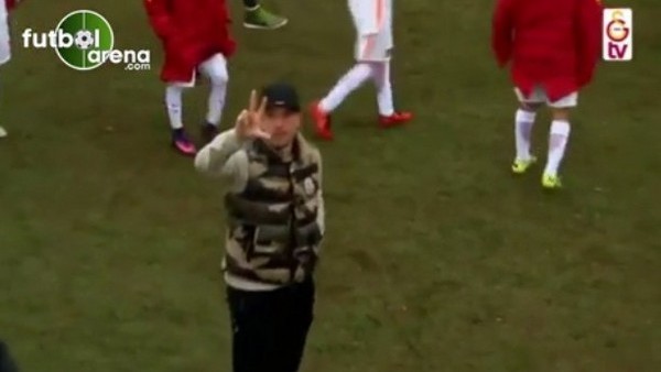 Lukas Podolski'den U14 takımına destek