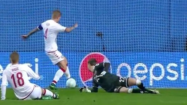 Simon Kjaer bildiğmiz gibi