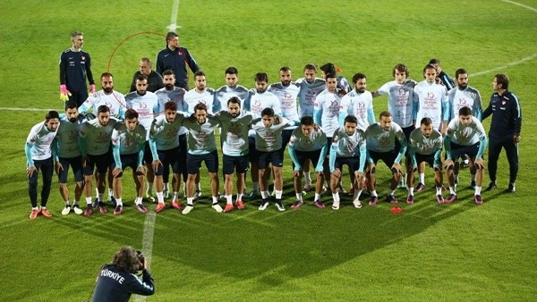 Fatih Terim'in sadece oyuncuların katılacağı fotoğraf çekimi için kareden ayrıldığı o anlar