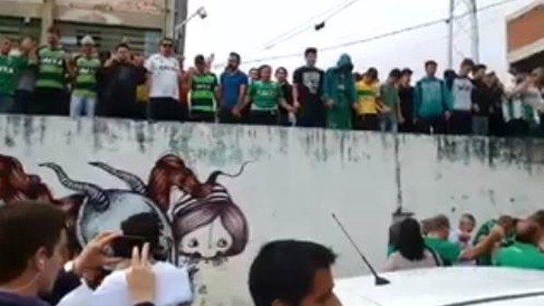 Taraftarlar Chapecoense stadının önünde toplanıp dua etti