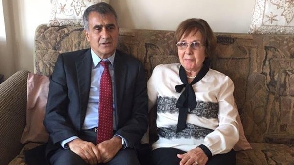 Şenol Güneş ilkokul öğretmenini ziyaret etti