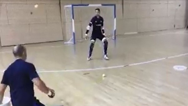 Tenis topuyla kaleci idmanı!