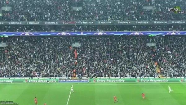 Cenk'in golünden sonra Beşiktaş tribünlerinde destek arttı.
