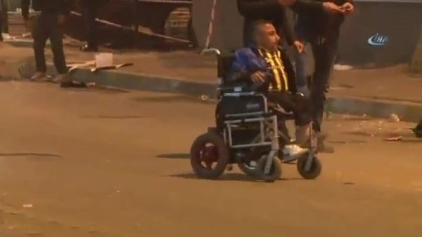 Fenerbahçeli taraftarlar galibiyeti kutladı