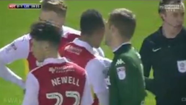 Odemwingie rakibine kasıtlı dirsek