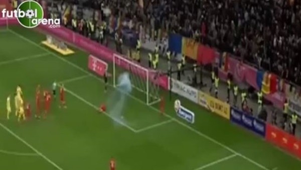 Rumen taraftar Lewandowski'ye patlayıcı madde fırlattı.