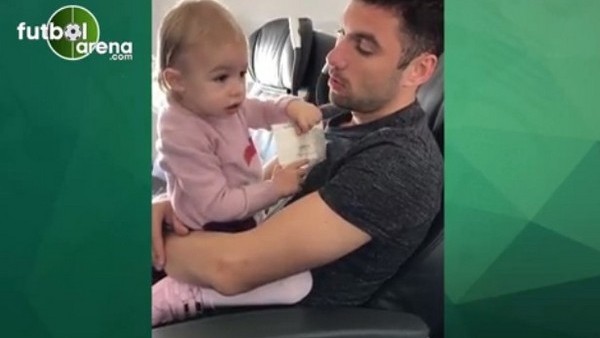 Burak Yılmaz ve kızının uçaktaki eğlencesi