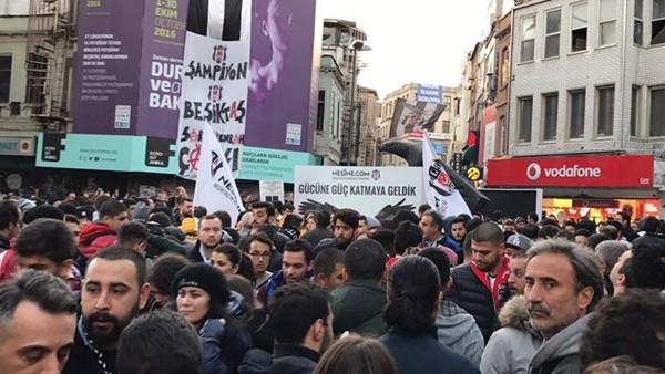Beşiktaşlı taraftarlar Çarşı'da 3'lü çekti.