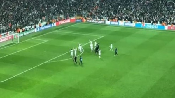 Beşiktaşlı futbolcular maç sonu taraftarlarıyla bütünleşti.
